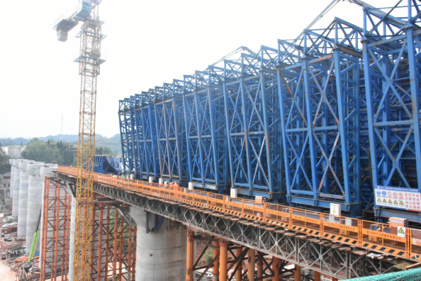 (银匠沟渡槽第一孔槽身近日顺利浇筑)